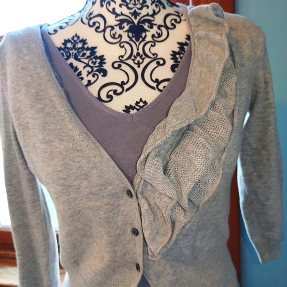 GAP Sweaters - ❤️GAP Gray Ruffle Trim Cropped 3/4 Sleeve Cotton Cardigan Sweater S